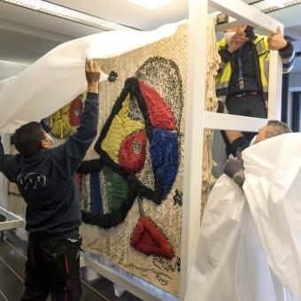 CaixaForum Barcelona expondrá durante dos meses el tapiz que Joan Miró y el artista textil Josep Royo crearon para ”la Caixa” en 1980.