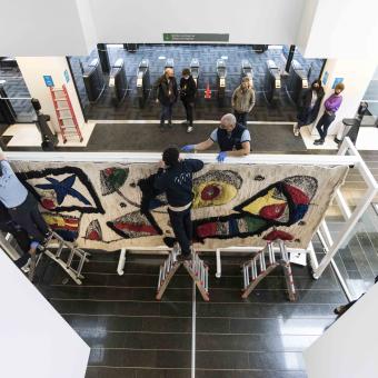 Aquest projecte proposa que el públic pugui contemplar per primera vegada en 38 anys aquesta obra de Miró i, a la vegada, comprendre’n el procés de creació assistint en directe a la seva restauració.