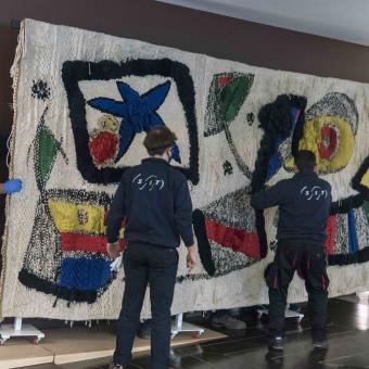 El Tapiz de la Fundación ”la Caixa” tiene 5 metros de largo por 2 de alto y un peso de más de 200 kilos, y sus materiales principales son la lana, el algodón y el cáñamo.