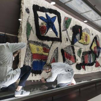 El Tapiz de la Fundación ”la Caixa” tiene 5 metros de largo por 2 de alto y un peso de más de 200 kilos, y sus materiales principales son la lana, el algodón y el cáñamo.