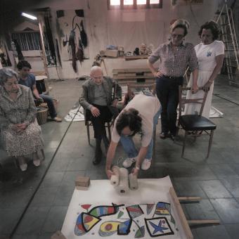 Joan Miró y Josep Royo en La Farinera, con la maqueta del tapiz de la Fundación ”la Caixa”. Tarragona, junio de 1980 © Fons F. Català-Roca - Arxiu Històric del Col·legi d'Arquitectes de Catalunya.