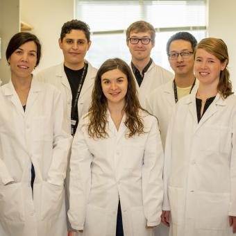 Pilar Baldominos (en el centro) junto a Judith Agudo (izquierda) en su laboratorio del Dana-Farber Cancer Institute de Harvard.