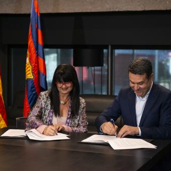 La directora general de la Fundación FC Barcelona, la doctora Marta Segú, y el director corporativo de Educación y Marketing de la Fundación ”la Caixa”, Xavier Bertolín, firman el convenio del programa JOVES FUTUR+.