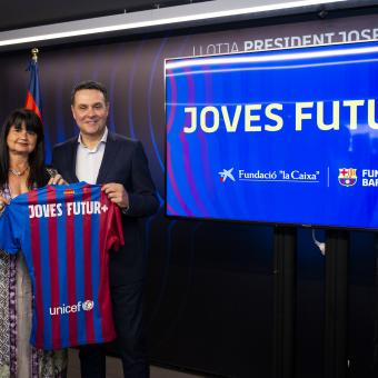 La directora general de la Fundación FC Barcelona, la doctora Marta Segú, y el director corporativo de Educación y Marketing de la Fundación ”la Caixa”, Xavier Bertolín, presentan el proyecto JOVES FUTUR+.