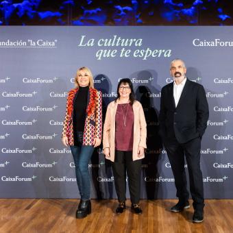 D’esquerra a dreta: l’actriu i presentadora Cayetana Guillén Cuervo; la directora general adjunta de la Fundació ”la Caixa”, Elisa Durán, i el director corporatiu de l’Àrea de Cultura i Ciència de la Fundació ”la Caixa”, Ignasi Miró, a la presentació de CaixaForum+.