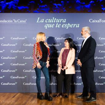 D’esquerra a dreta: l’actriu i presentadora Cayetana Guillén Cuervo; la directora general adjunta de la Fundació ”la Caixa”, Elisa Durán, i el director corporatiu de l’Àrea de Cultura i Ciència de la Fundació ”la Caixa”, Ignasi Miró, conversant a la presentació de CaixaForum+.
