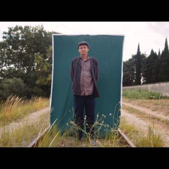 A El paisatge fílmic, el cineasta José Luis Guerín reflexiona sobre el tractament fílmic del paisatge i les decisions i els recursos dels cineastes a l’hora de capturar-lo, a partir de cinc pel·lícules diferents que ell mateix ha escollit.