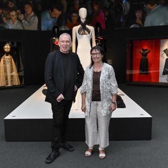 El dissenyador de moda i director artístic de la mostra, Jean Paul Gaultier, i la directora general adjunta de la Fundació ”la Caixa”, Elisa Durán, han presentat l’exposició Cinema i moda. Per Jean Paul Gaultier a CaixaForum Barcelona.
