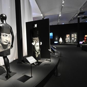 L’exposició aplega obres de dissenyadors de la talla de Coco Chanel, Yves Saint Laurent, Pierre Cardin i Sybilla.