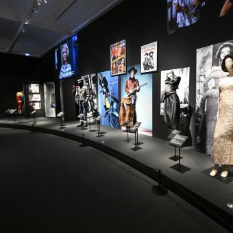La exposición Cine y moda. Por Jean Paul Gaultier se podrá visitar hasta el 23 de octubre en CaixaForum Barcelona.