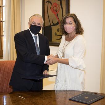 La presidenta del Govern de les Illes Balears, Francina Armengol, i el president de la Fundació ”la Caixa”, Isidre Fainé, signen el conveni marc d’Obra Social.