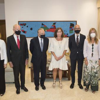 D’esquerra a dreta, Marta Llompart, delegada de la Fundació ”la Caixa” a Balears; José Francisco de Conrado, president del Consell Assessor de ”la Caixa” a Balears; Isidre Fainé, president de la Fundació ”la Caixa”; Francina Armengol, presidenta del Govern de les Illes Balears; Maricruz Rivera, directora territorial de CaixaBank a Balears; Rafael Chueca, director corporatiu de l’Àrea de Territori i Centres de la Fundació ”la Caixa” i Cristina Antich, delegada de la Fundació ”la Caixa” a Balears, després de la signatura del conveni marc d’Obra Social.