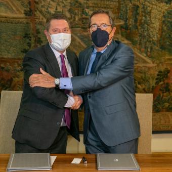 El presidente de la Junta de Comunidades de Castilla-La Mancha, Emiliano García-Page, y el director general de la Fundación ”la Caixa”, Antonio Vila, firman el Convenio Marco de Obra Social.