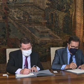 El presidente de la Junta de Comunidades de Castilla-La Mancha, Emiliano García-Page, y el director general de la Fundación ”la Caixa”, Antonio Vila, firman el Convenio Marco de Obra Social.