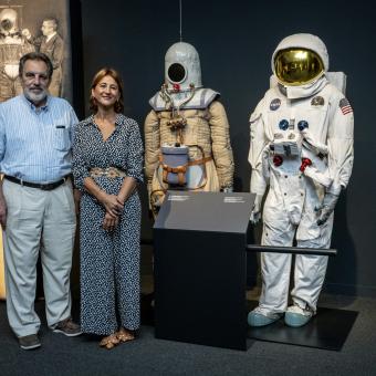 El asesor científico, Rafael Clemente, y la directora de CaixaForum Palma, Margarita Pérez-Villegas, han presentado la exposición Apollo 11. La llegada del hombre a la Luna.