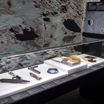 En la muestra se exhiben algunos objetos, parte del equipamiento espacial.