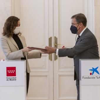 En la imagen, la presidenta de la Comunidad de Madrid, Isabel Díaz Ayuso, y el director general de la Fundación ”la Caixa”, Antonio Vila Bertrán, durante la firma del convenio.