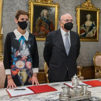 La presidenta del Gobierno de Navarra, María Chivite, y el presidente de la Fundación ”la Caixa”, Isidro Fainé, durante la firma del acuerdo en Pamplona.