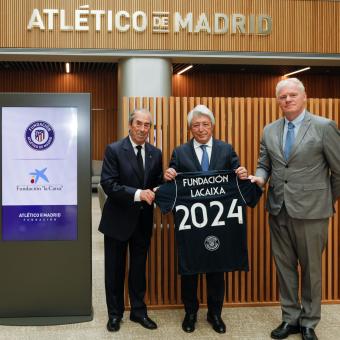 De izquierda a derecha: Adelardo Rodríguez, presidente de la Fundación Atlético de Madrid; Enrique Cerezo, presidente del Atlético de Madrid y patrono de la Fundación Atlético de Madrid, y Alejandro Fernández, responsable comercial del Área Corporativa de Educación y Marketing de la Fundación ”la Caixa”, en un momento de la renovación del convenio.