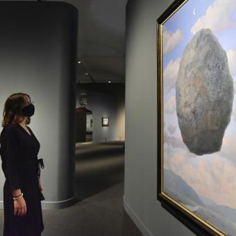 Coorganizada por la Fundación ”la Caixa” y el Museo Thyssen-Bornemisza, La máquina Magritte constituye la primera gran muestra del pintor surrealista belga en Barcelona en más de dos décadas, desde la organizada por la Fundación Joan Miró en 1998.