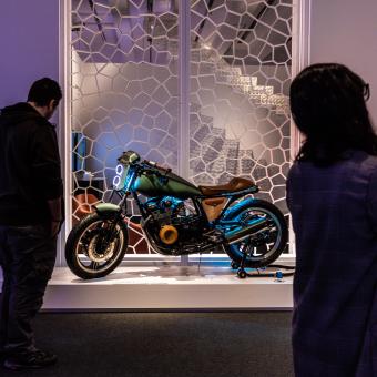 The automotive world can also benefit from 3D printing. In the photo, a motorcycle with a large part of its structure printed with this technique.