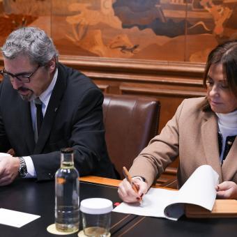 La directora corporativa de Programas Sociales de la Fundación ”la Caixa”, Montserrat Buisán, durante la firma del convenio con el Ayuntamiento de Barcelona.
