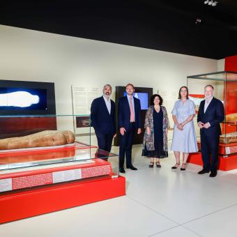 From left to right: Ignasi Miró, Corporate Director of Culture and Science at ”la Caixa” Foundation, Daniel Antoine, the curator, Isabel Fuentes, Director of CaixaForum, Madrid, the curator Marie Vandenbeusch, and Hartwig Fischer, Director of British Museum, presented Mummies of Egypt: Rediscovering six lives.