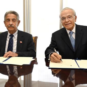 El presidente de Aragón, Miguel Ángel Revilla, y el presidente de la Fundación ”la Caixa”, Isidro Fainé, durante la firma, hoy en Santander.