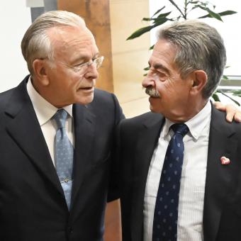 El presidente de Aragón, Miguel Ángel Revilla, y el presidente de la Fundación ”la Caixa”, Isidro Fainé, durante la firma, hoy en Santander.