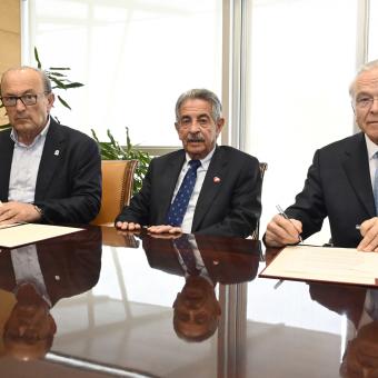 El consejero de Turismo de Cantabria, Javier López Marcano, el presidente de Aragón, Miguel Ángel Revilla, y el presidente de la Fundación ”la Caixa”, Isidro Fainé, hoy en Santander.