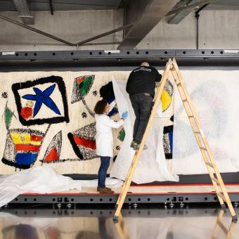 CaixaForum Madrid descubre la historia del tapiz de Miró para ”la Caixa”.