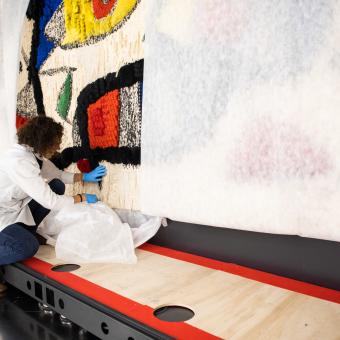 CaixaForum Madrid acoge el tapiz que Joan Miró y el artista textil Josep Royo crearon para ”la Caixa”.
