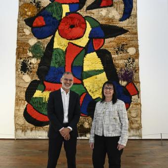 Marko Daniel, director de la Fundació Joan Miró, i Elisa Durán, directora general adjunta de la Fundació ”la Caixa”, han presentat a la Fundació Joan Miró l’audiovisual Els tapissos de Joan Miró. Del fil al món.