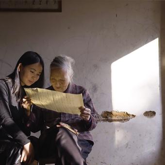 Documental Hidden Letters. Hu Xin y He Yan Xin leyendo una carta. © Feng Tiebing.