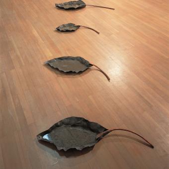 Eva Lootz, 5 Unidades, 1986. Colección de Arte Contemporáneo Fundación ”la Caixa” © Eva Lootz, VEGAP, Barcelona, 2022.