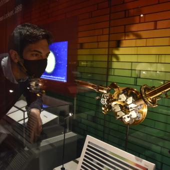 Seven-prism spectroscope invented by Norman Lockyer, one of the highlights of the El Sol exhibition at CosmoCaixa.