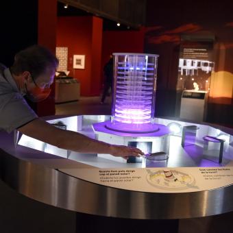 One of the electromechanical interactives in the exhibition at CosmoCaixa.