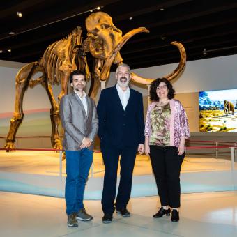 De izquierda a derecha: el responsable de exposiciones de Ciencia de la Fundación ”la Caixa”, Javier Hidalgo; el director corporativo del Área de Cultura y Ciencia de la Fundación ”la Caixa”, Ignasi Miró, y la directora de CaixaForum Madrid, Isabel Fuentes, han presentado Mamut. El gigante de la Edad de Hielo.