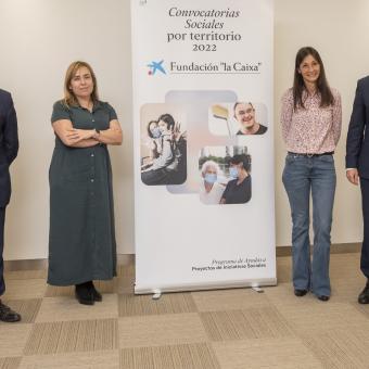 De izquierda a derecha: el subdirector general de la Fundación ”la Caixa”, Marc Simón; la delegada de la Fundación ”la Caixa” en Alicante y Murcia, Lourdes Toribio; la responsable territorial de Fundación ”la Caixa” en la Comunitat Valenciana, Soraya Casado, y el director territorial de CaixaBank en la Comunitat Valenciana, Xicu Costa, durante la presentación.