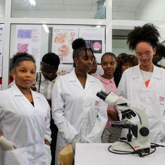 Investigadoras de la Universidad de Cabo Verde en la inauguración del laboratorio de histopatología. © Universidad de Cabo Verde.
