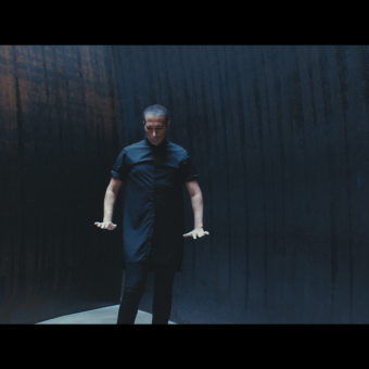 El bailaor y coreógrafo Israel Galván con la obra La materia del tiempo de Richard Serra.