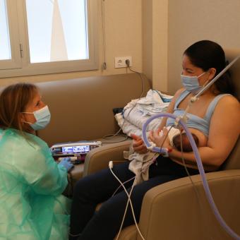 Una infermera atén l'Alessa i la seva mare al nou espai ‘Com a casa’.
