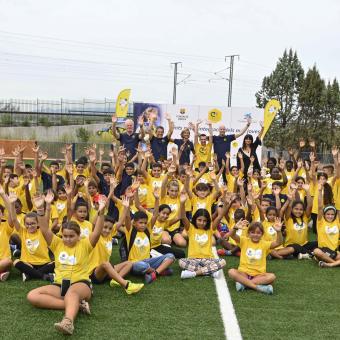 Els nens i nenes de Montornès del Vallès han gaudit amb la inauguració del nou Cruyff Court.