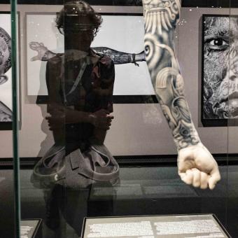 Tattoo propone un viaje al singular universo del tatuaje desde una visión antropológica y analiza el resurgimiento de este fenómeno global.