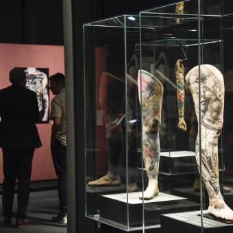 La muestra explora desde un enfoque antropológico inédito los distintos usos del tatuaje a lo largo de la historia y el papel social que desempeña esta práctica ancestral en las culturas del mundo.