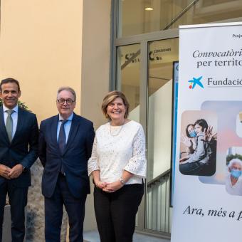 De izquierda a derecha: el director territorial de Caixabank en Catalunya, Jaume Masana; el subdirector general de la Fundación ”la Caixa”, Marc Simón, y la directora de CaixaForum Lleida, Maribel Tost.