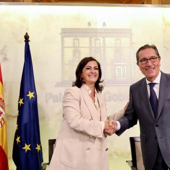 La presidenta del Gobierno de La Rioja, Concha Andreu, y el director general de la Fundación ”la Caixa”, Antonio Vila Bertrán, tras la firma del acuerdo marco.