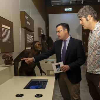 Moisés Roiz, director de CaixaForum Sevilla, y Josep Miquel del Campo, coordinador de la exposición en el Área de Exposiciones y Colección de Fundación ”la Caixa”, comentan el módulo de la evolución en la muestra.