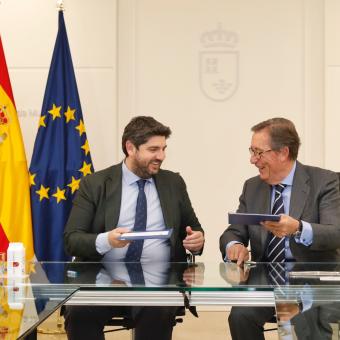 El presidente de la Región de Murcia, Fernando López Miras, y el director general de la Fundación ”la Caixa”, Antonio Vila Bertrán, durante la firma del convenio.