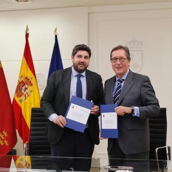 El presidente de la Región de Murcia, Fernando López Miras, y el director general de la Fundación ”la Caixa”, Antonio Vila Bertrán, tras la firma del convenio.